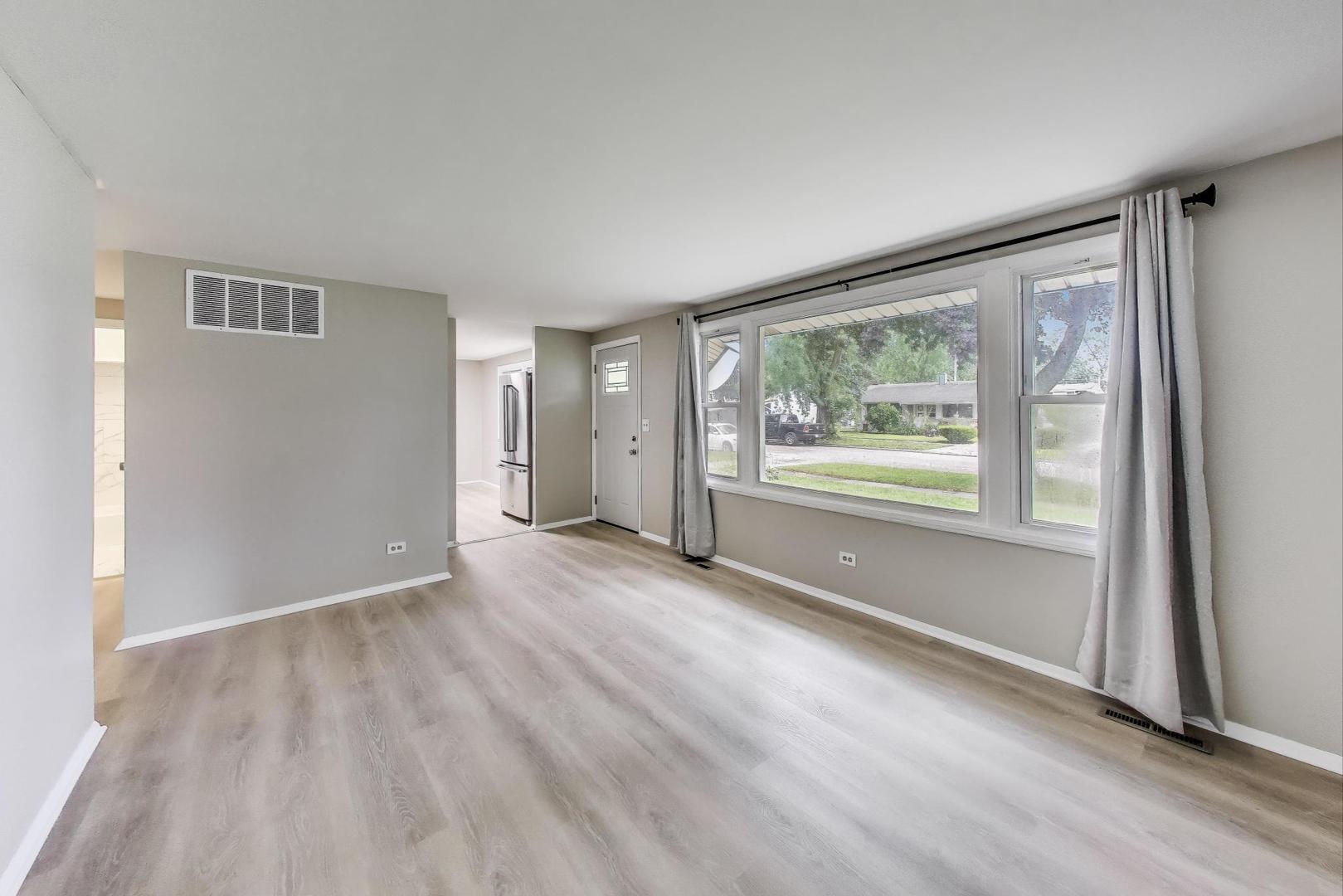 1633 Marlboro Circle, Carpentersville, IL 60110