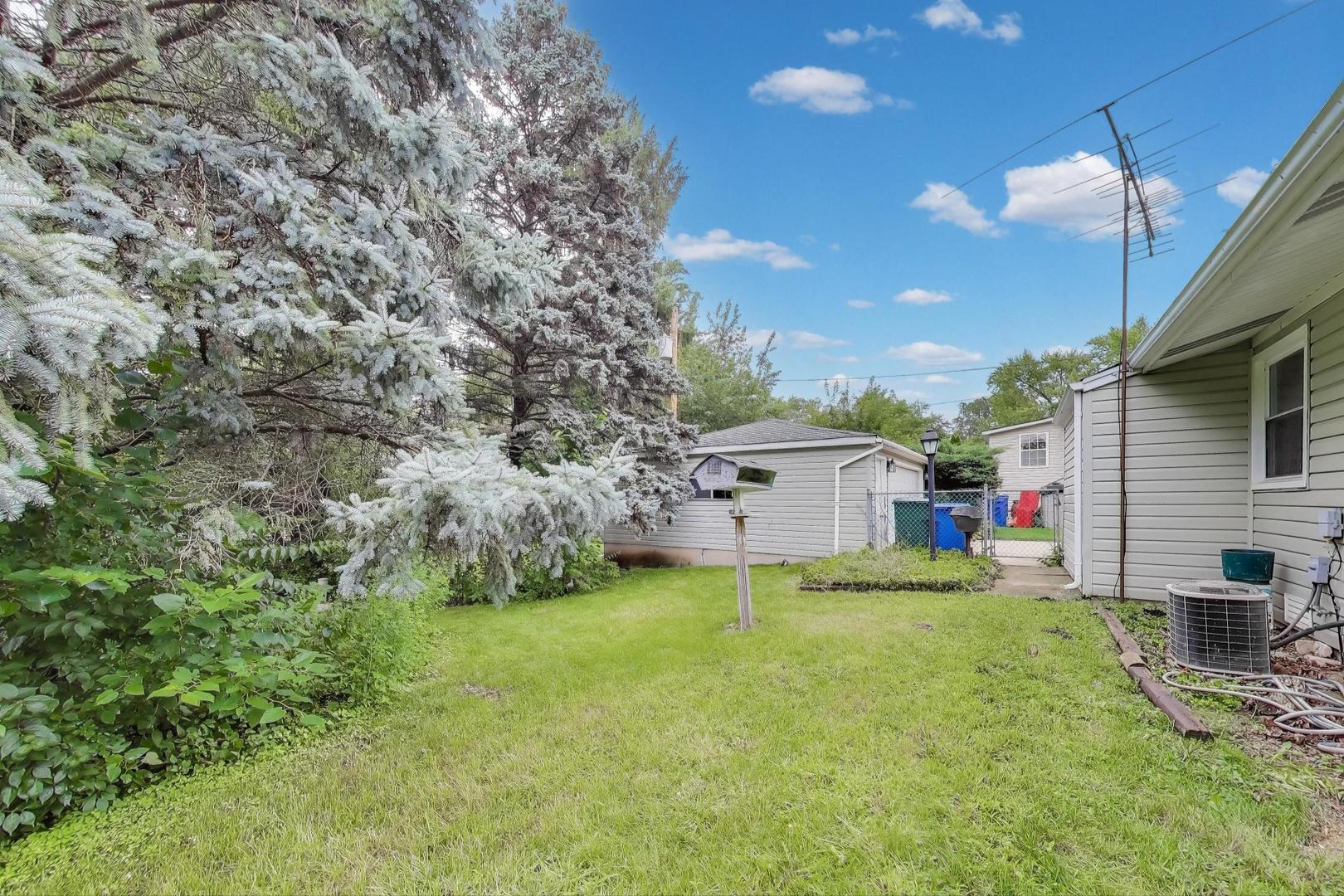 1633 Marlboro Circle, Carpentersville, IL 60110