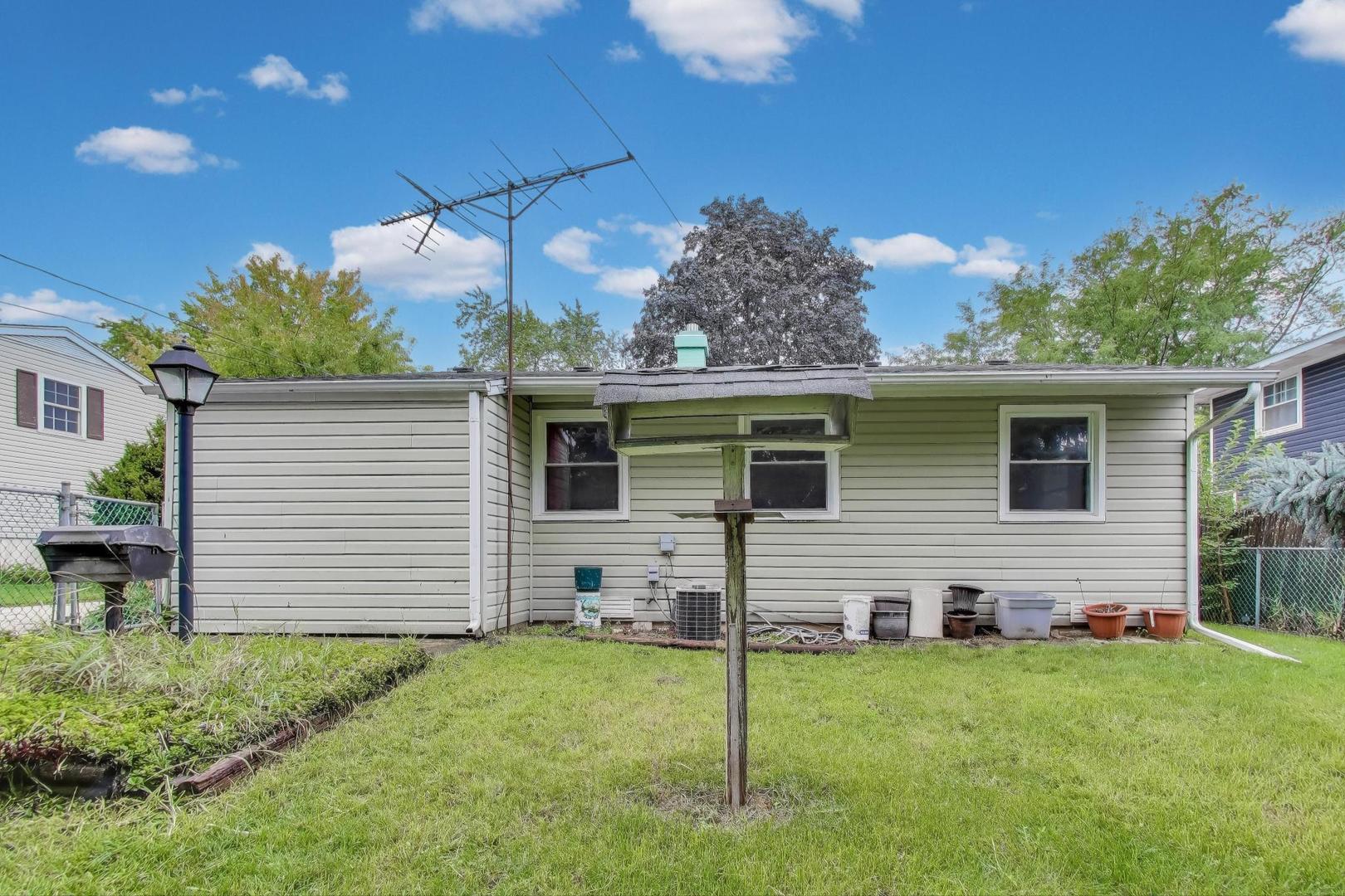1633 Marlboro Circle, Carpentersville, IL 60110