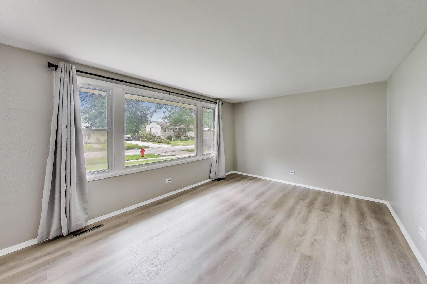 1633 Marlboro Circle, Carpentersville, IL 60110