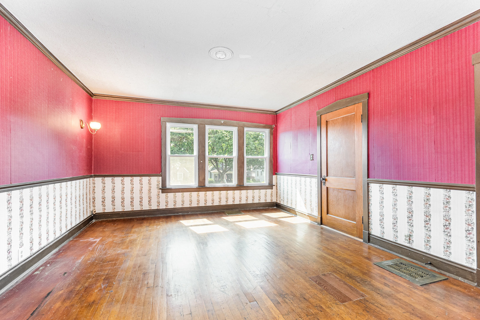 4633 Wolf Road, Western Springs, IL 60558