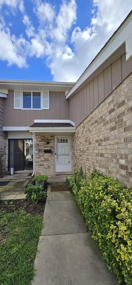 1268 Edinburgh Court, Wheaton, IL 60189