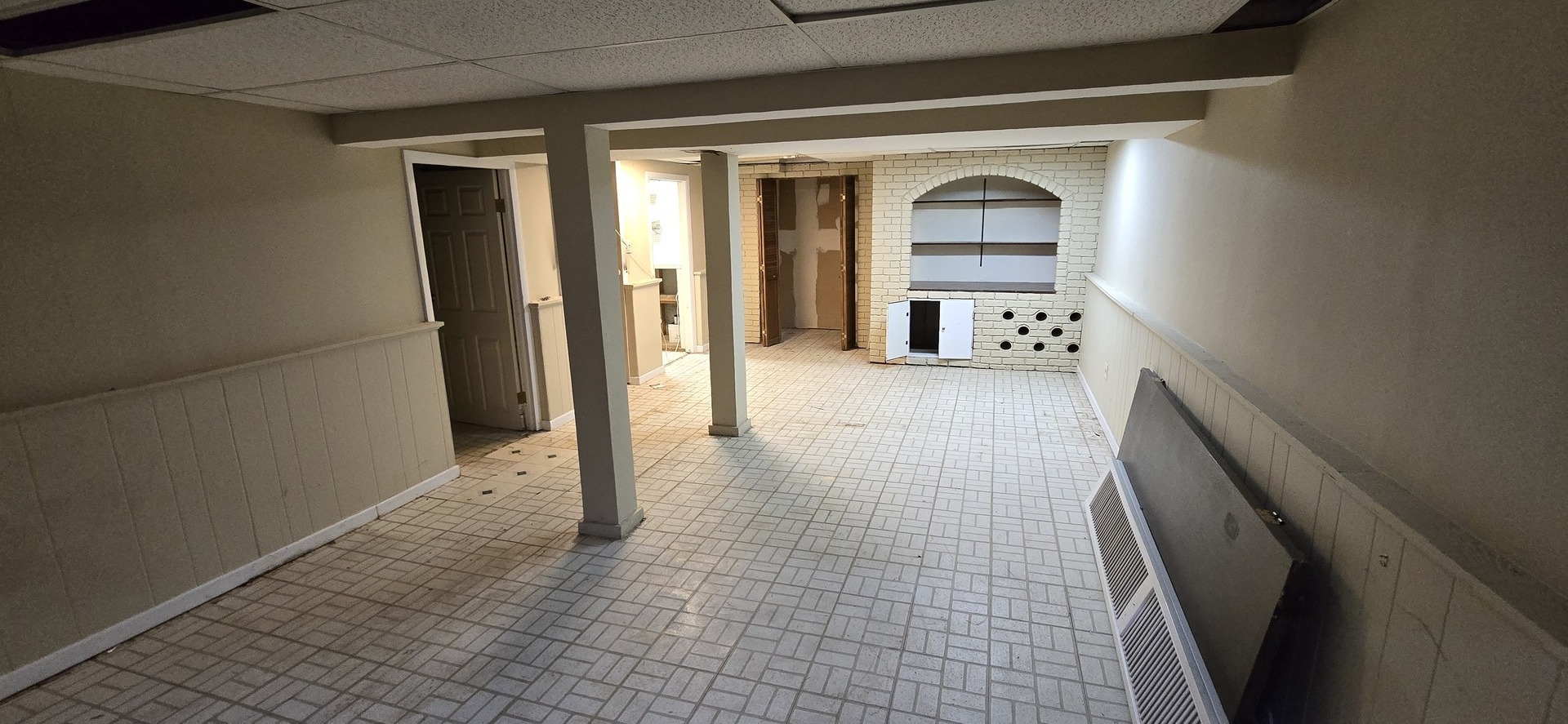 1268 Edinburgh Court, Wheaton, IL 60189