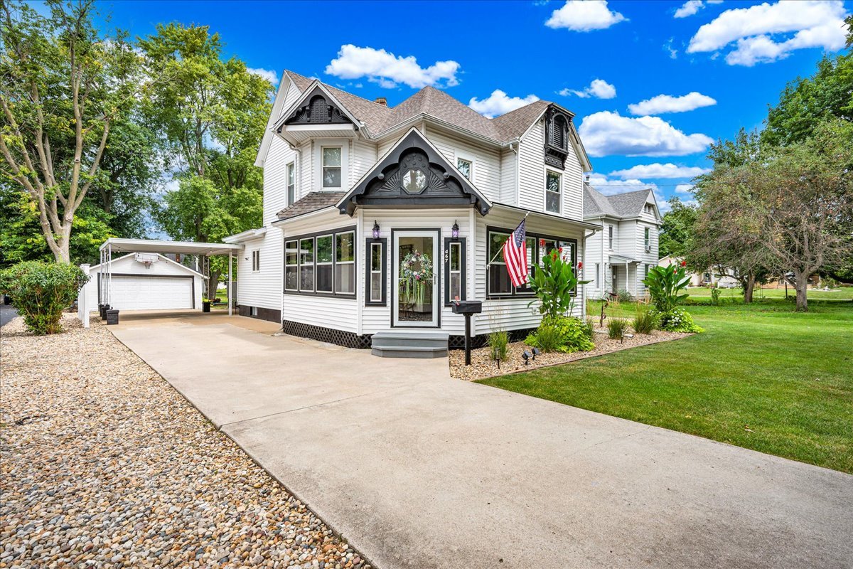 467 E 2nd Street, El Paso, IL 61738