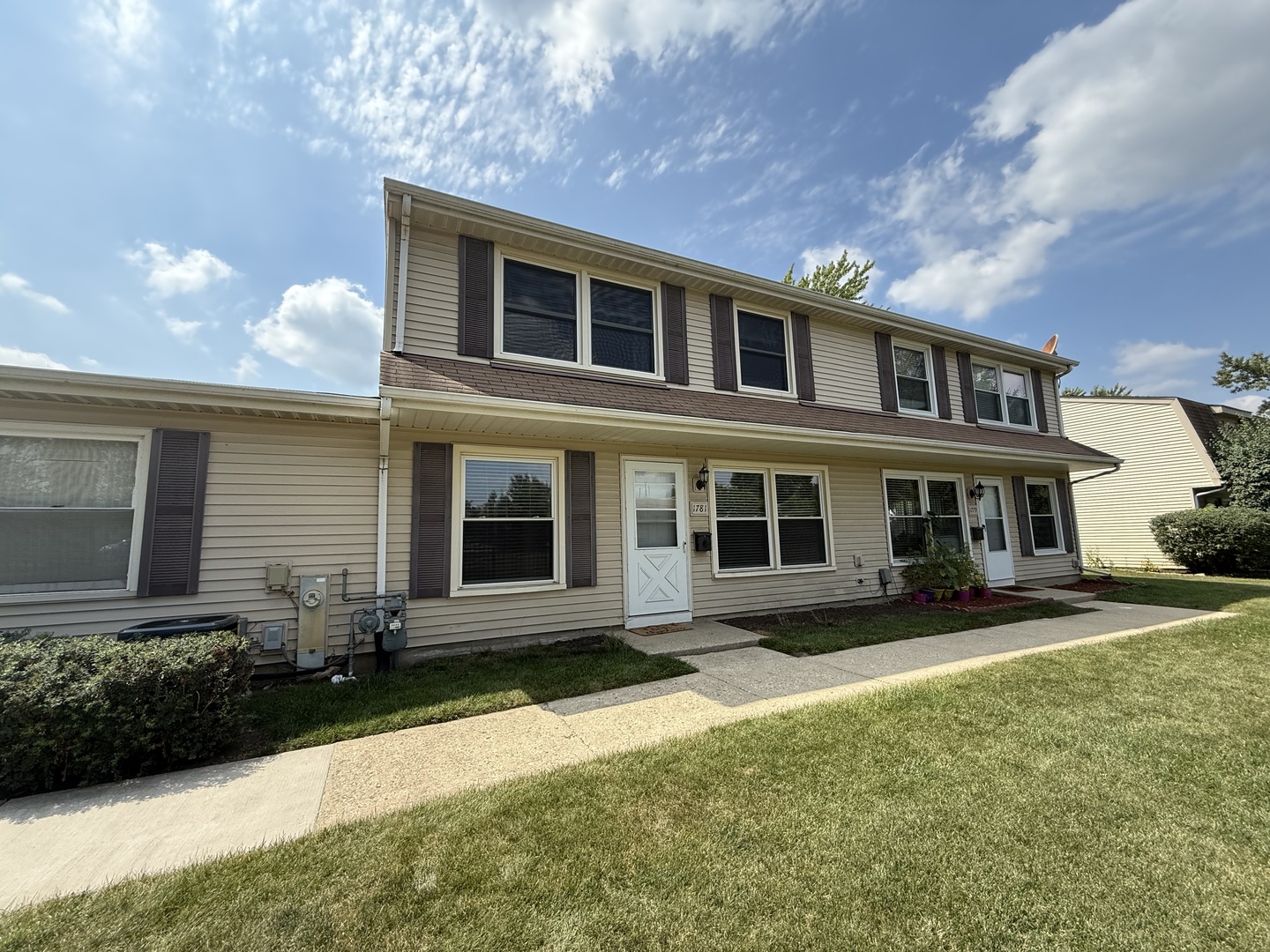 1781 QUEENSBURY Circle, Hoffman Estates, IL 60169