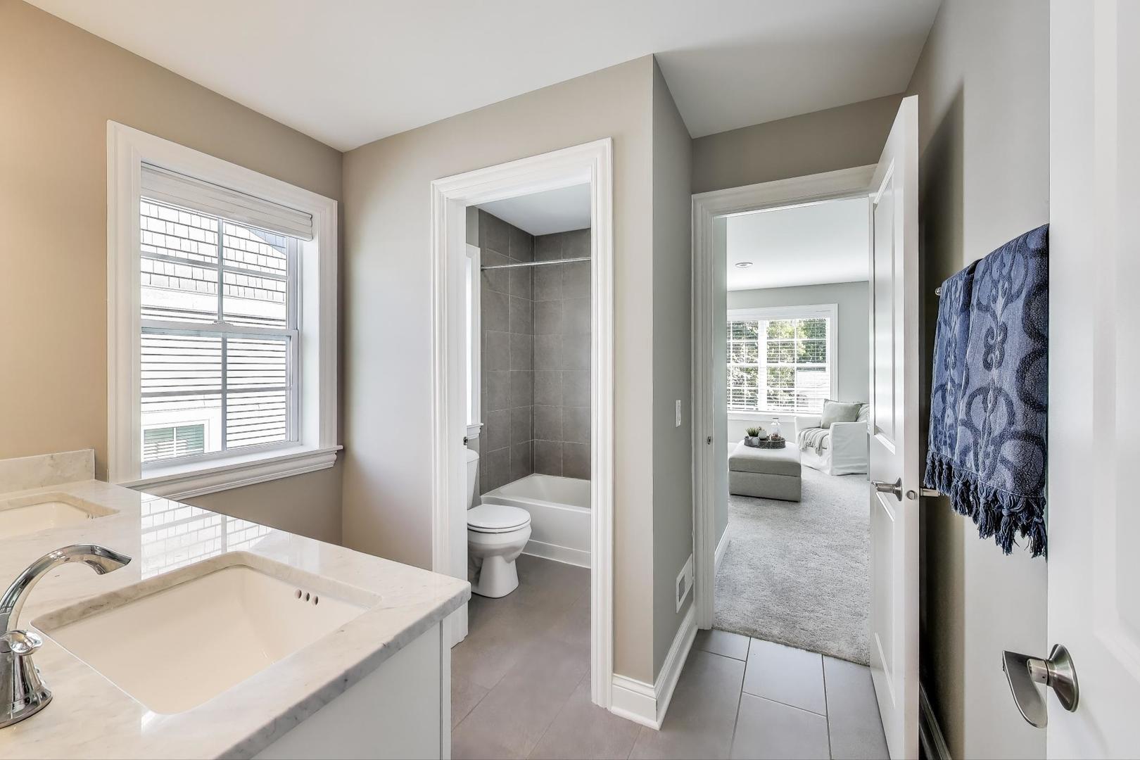 24 S Kaspar Avenue, Arlington Heights, IL 60005