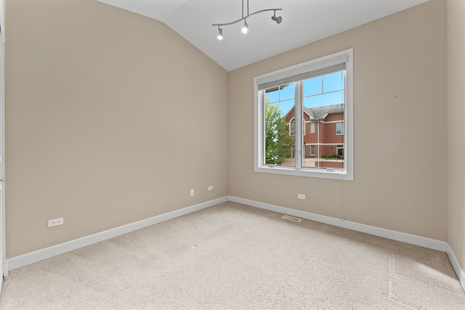 86 Northfield Terrace, Wheeling, IL 60090