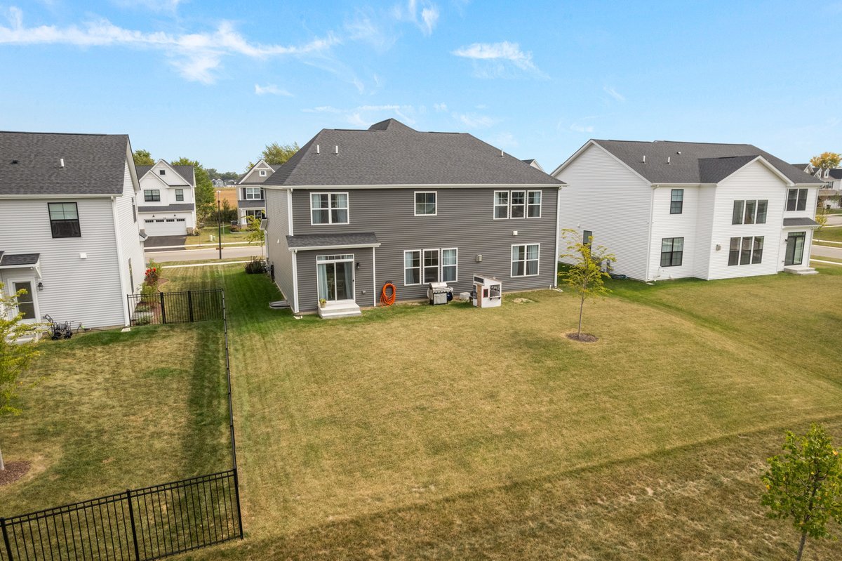 115 Piper Glen Avenue, Oswego, IL 60543