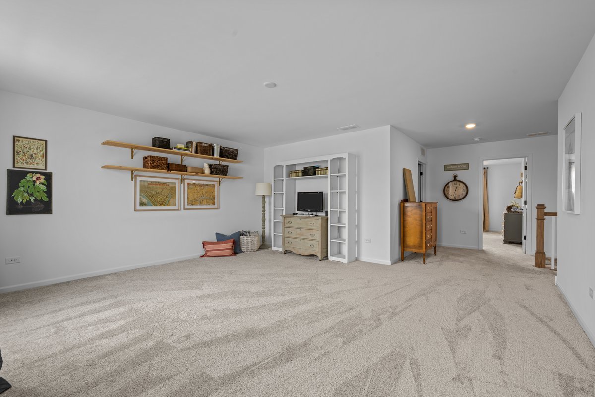 115 Piper Glen Avenue, Oswego, IL 60543