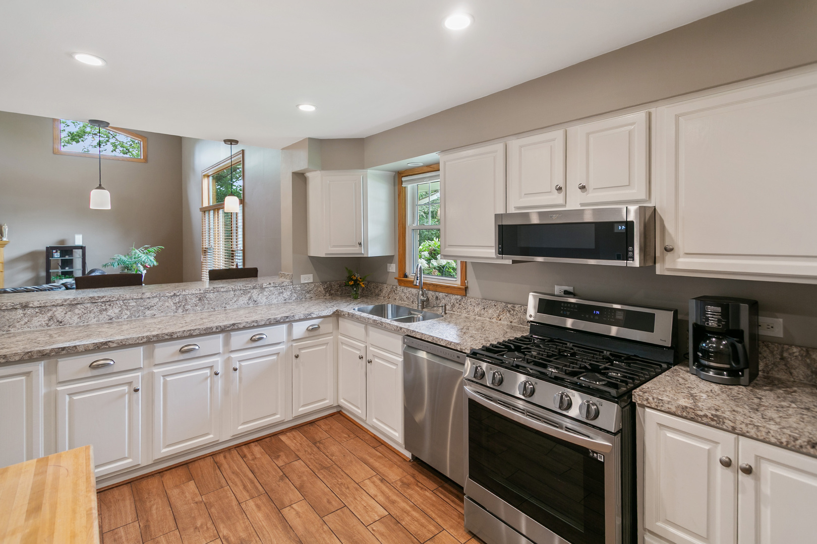 9050 S 84th Avenue, Hickory Hills, IL 60457