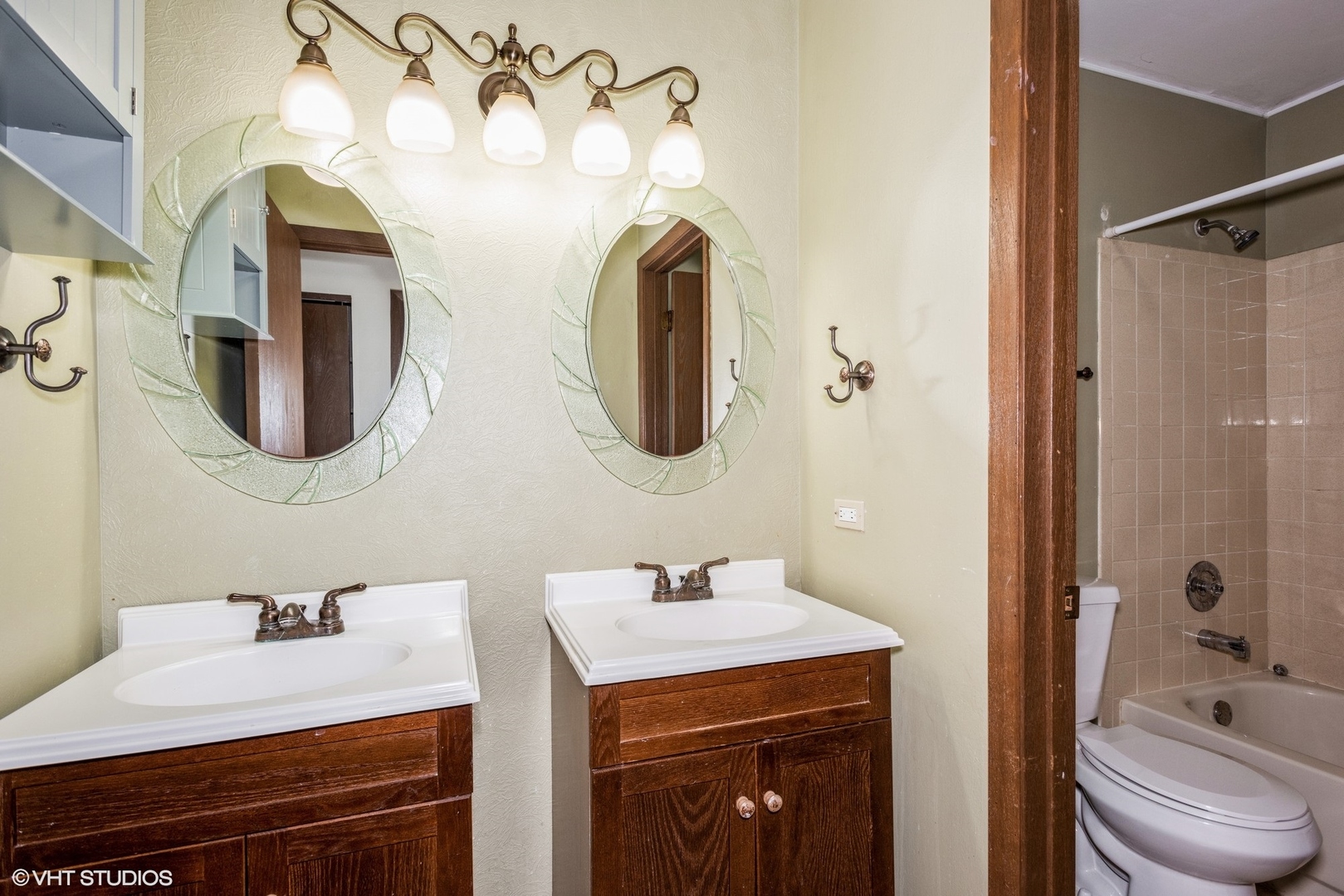 116 S Walnut Lane, Schaumburg, IL 60193