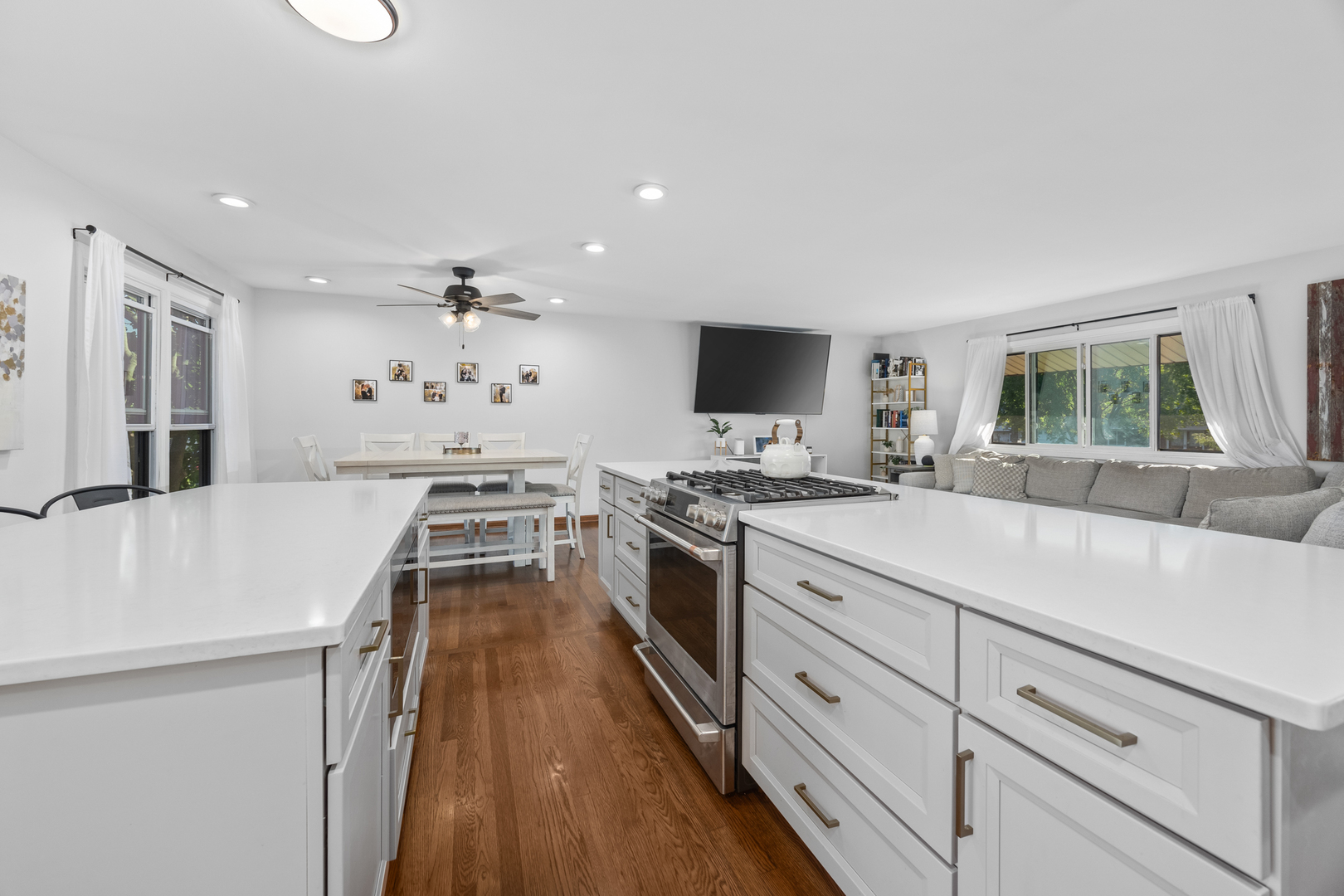 665 Arizona Pass, Elk Grove Village, IL 60007