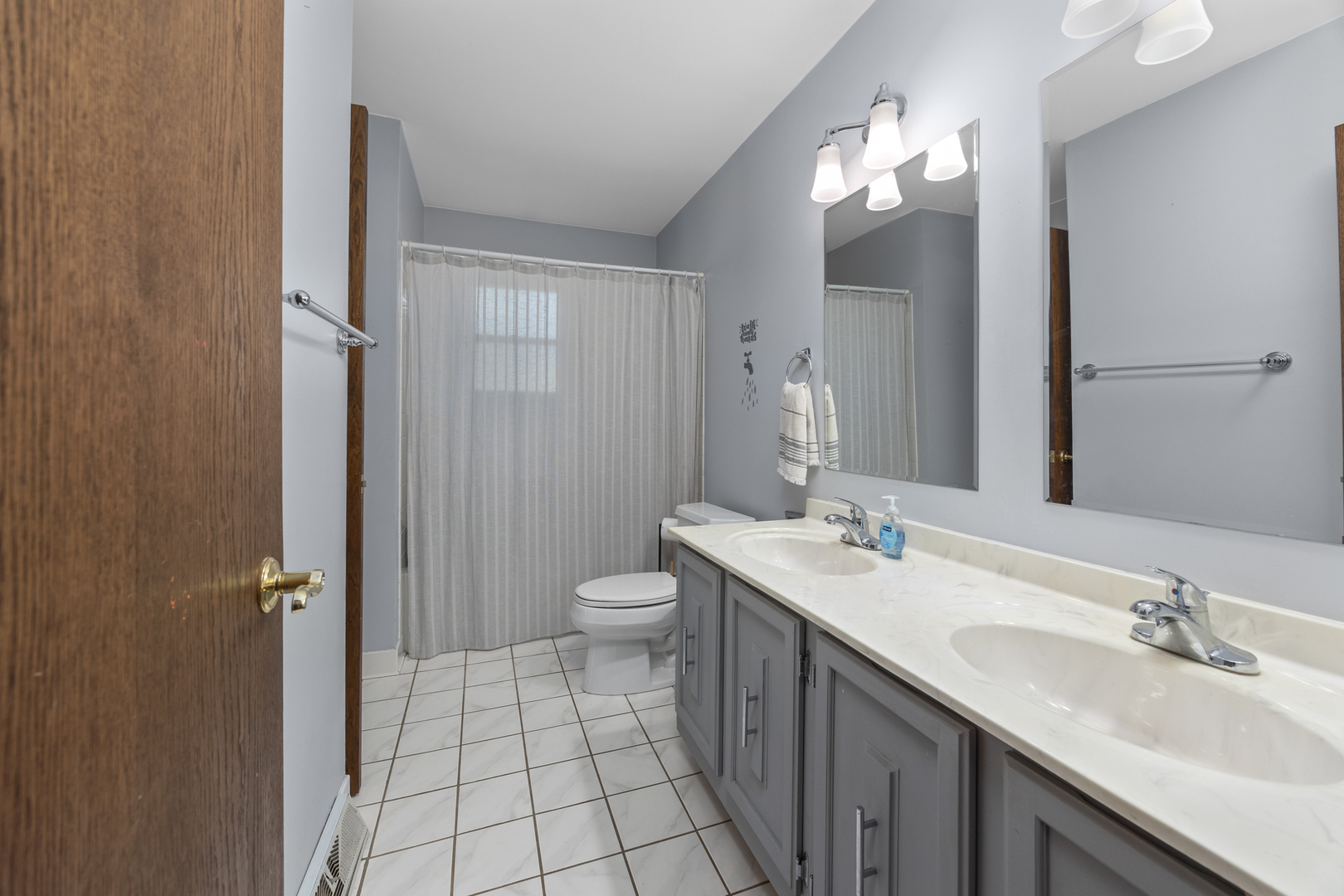 665 Arizona Pass, Elk Grove Village, IL 60007