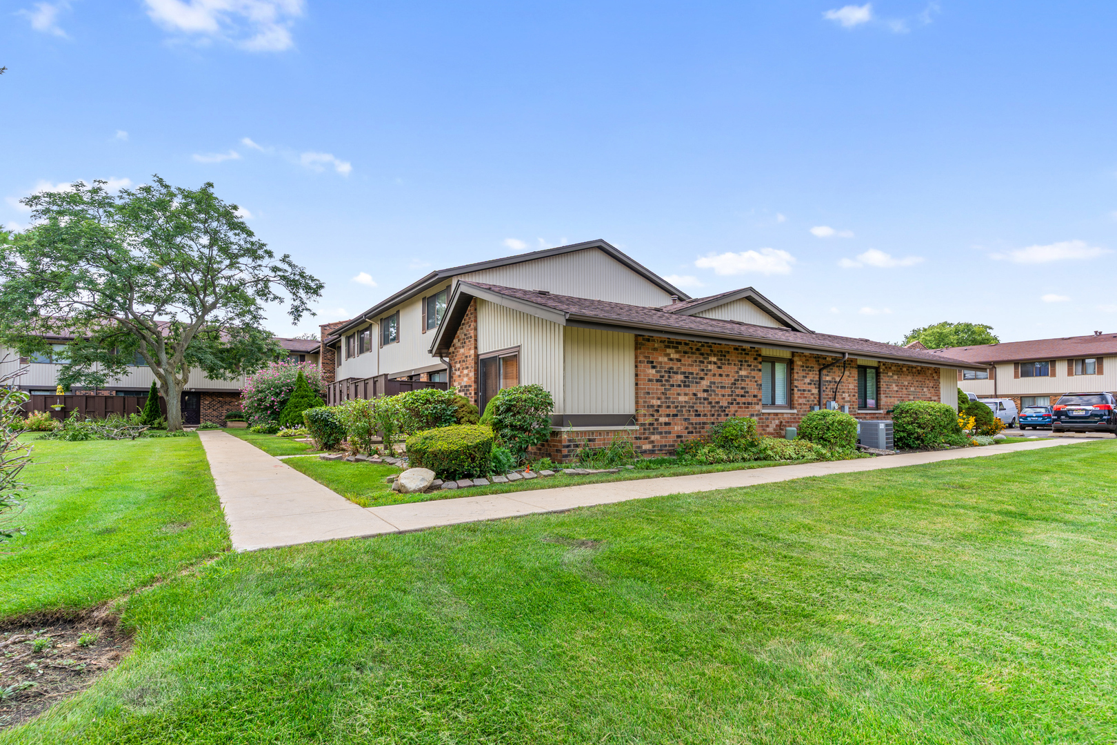 17 TOWER Court #17, Downers Grove, IL 60516