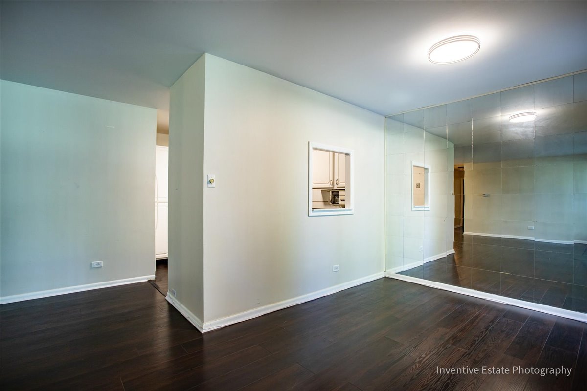 7 E Carriageway Drive #101, Hazel Crest, IL 60429