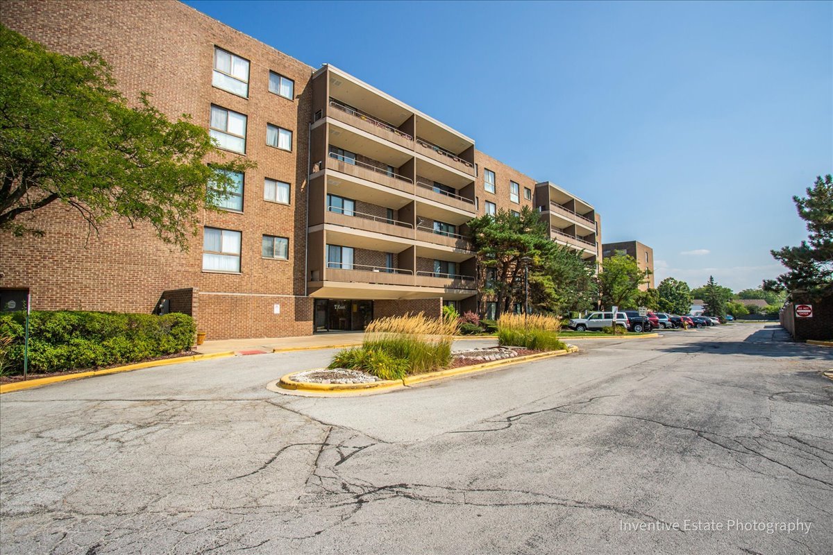 7 E Carriageway Drive #101, Hazel Crest, IL 60429