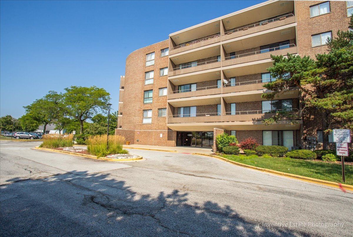 7 E Carriageway Drive #101, Hazel Crest, IL 60429
