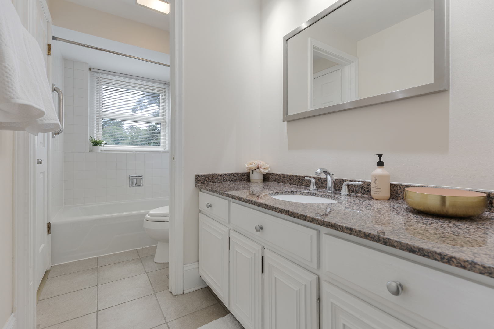 19W019 Avenue Barbizon, Oak Brook, IL 60523