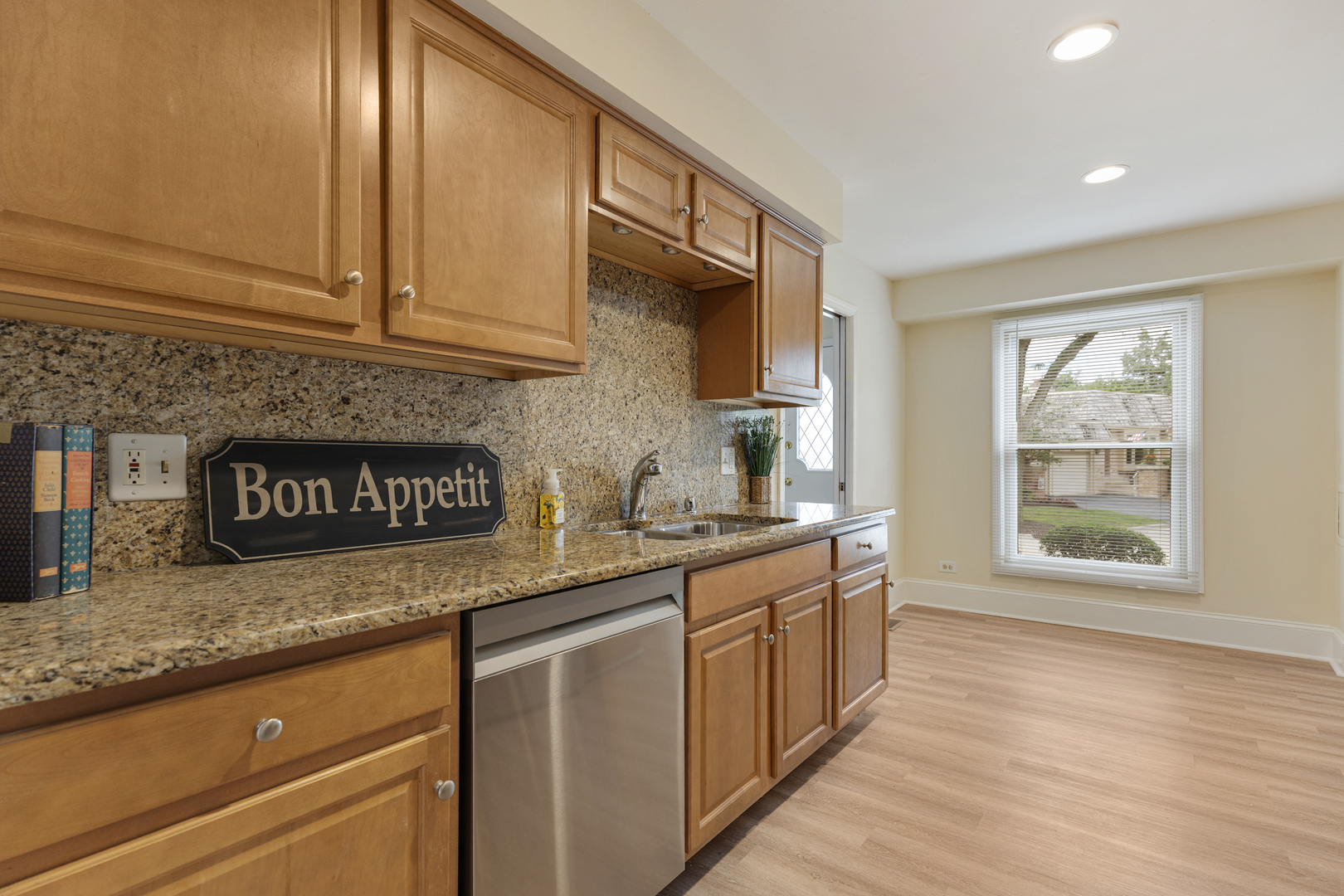 19W019 Avenue Barbizon, Oak Brook, IL 60523
