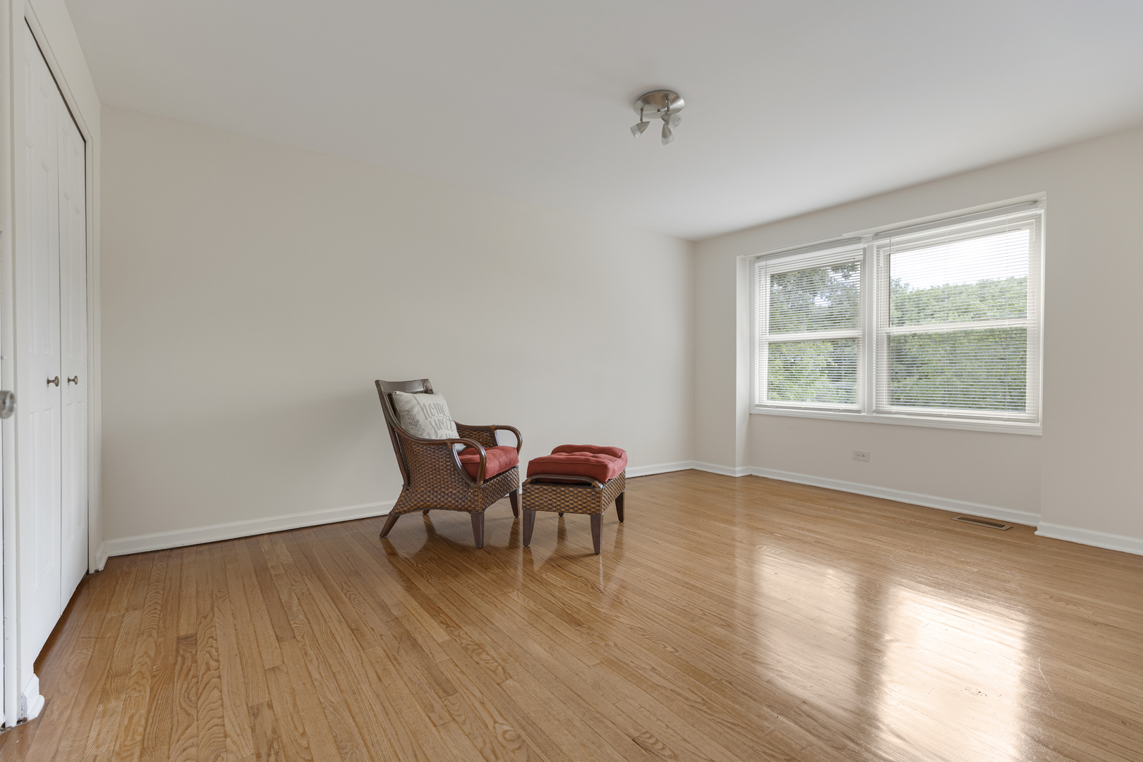 19W019 Avenue Barbizon, Oak Brook, IL 60523