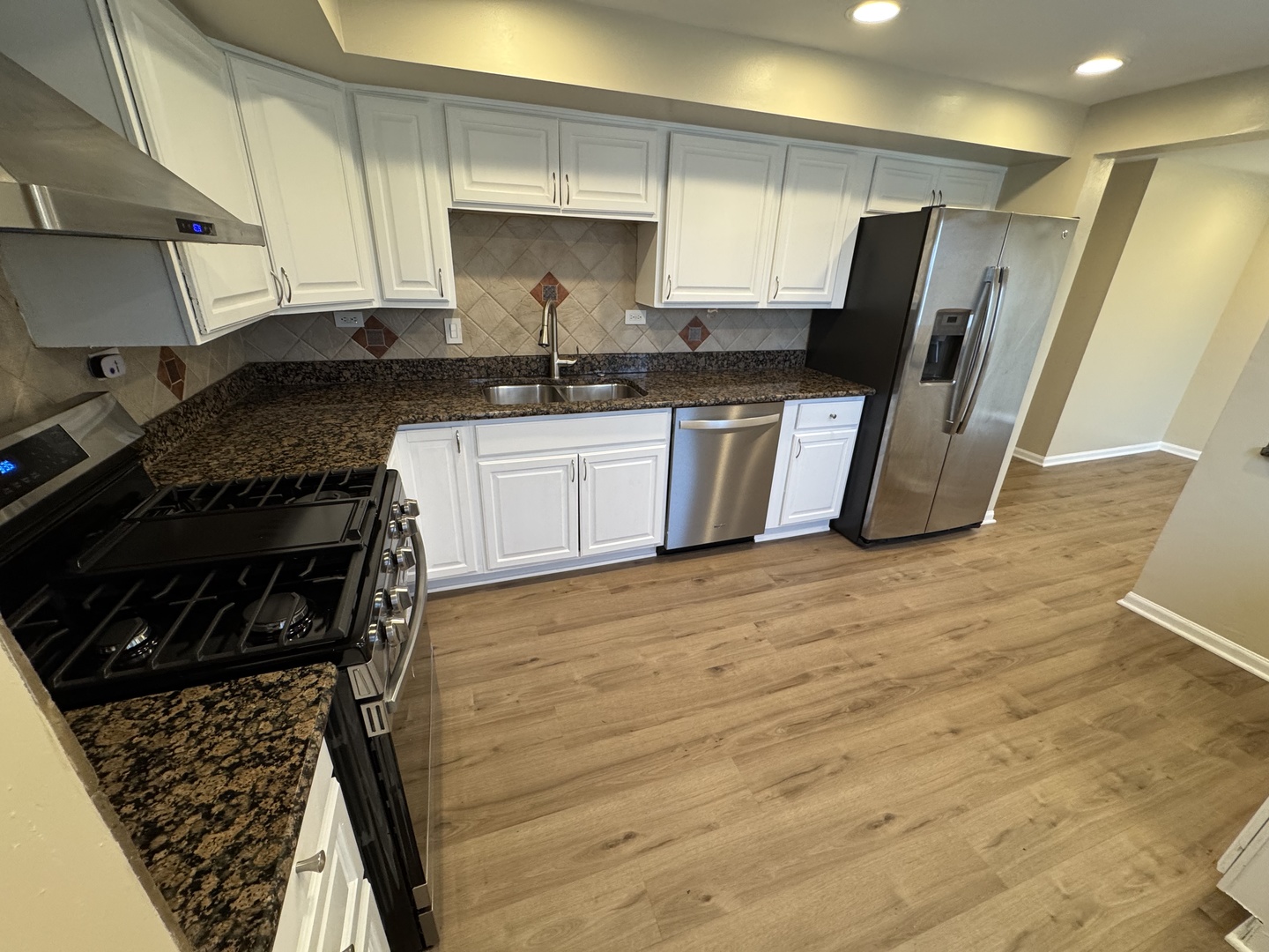 9283 Dee Road, Des Plaines, IL 60016