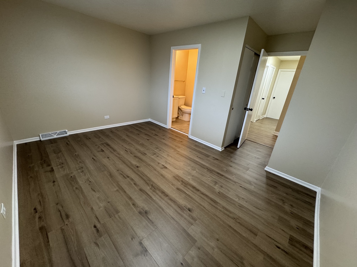 9283 Dee Road, Des Plaines, IL 60016