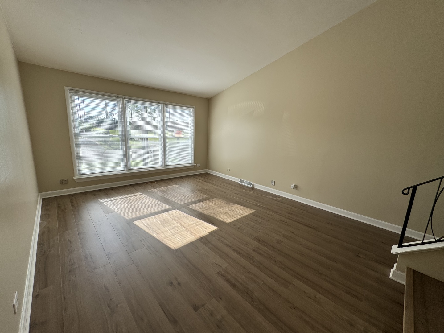 9283 Dee Road, Des Plaines, IL 60016