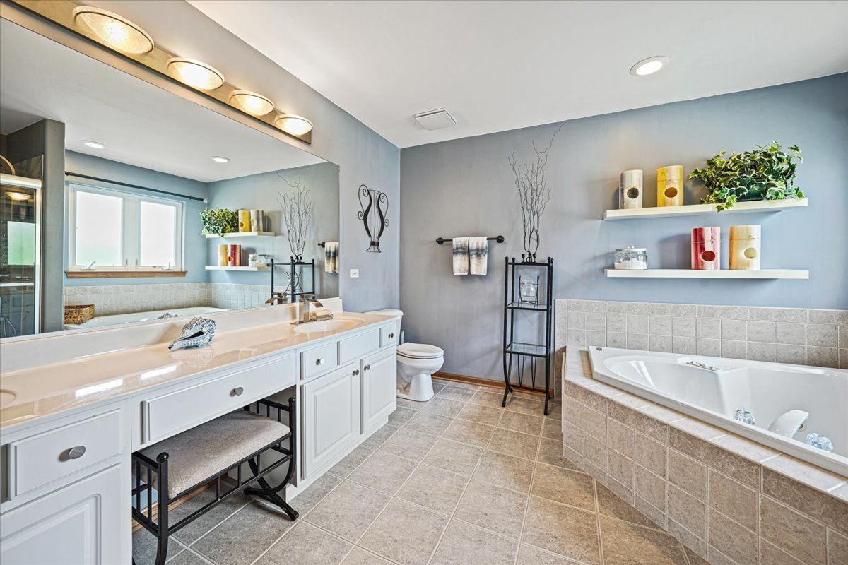 1839 Kings Gate Lane, Crystal Lake, IL 60014