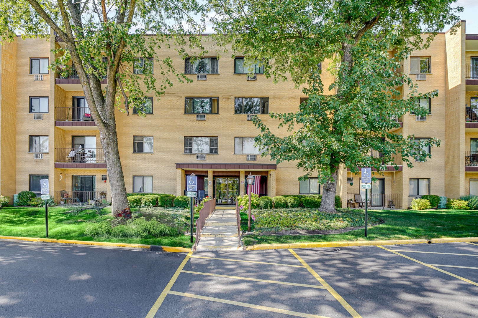6670 S BRAINARD Avenue #402, Countryside, IL 60525