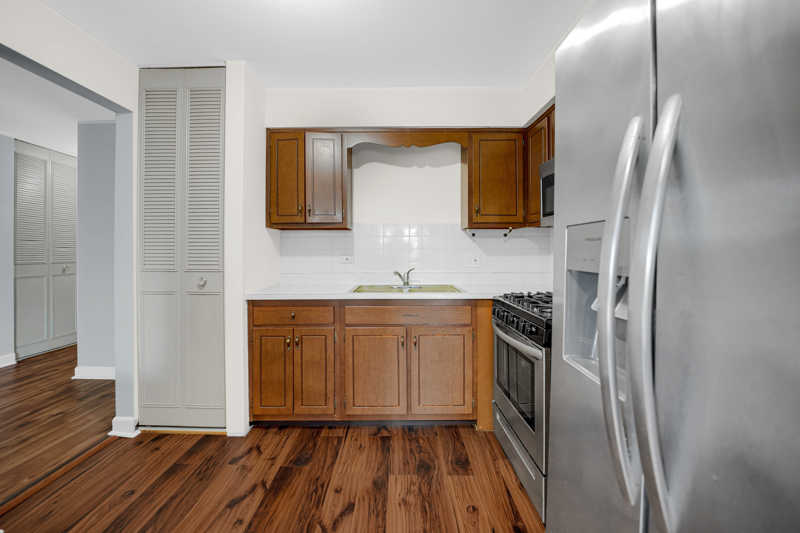 6670 S BRAINARD Avenue #402, Countryside, IL 60525