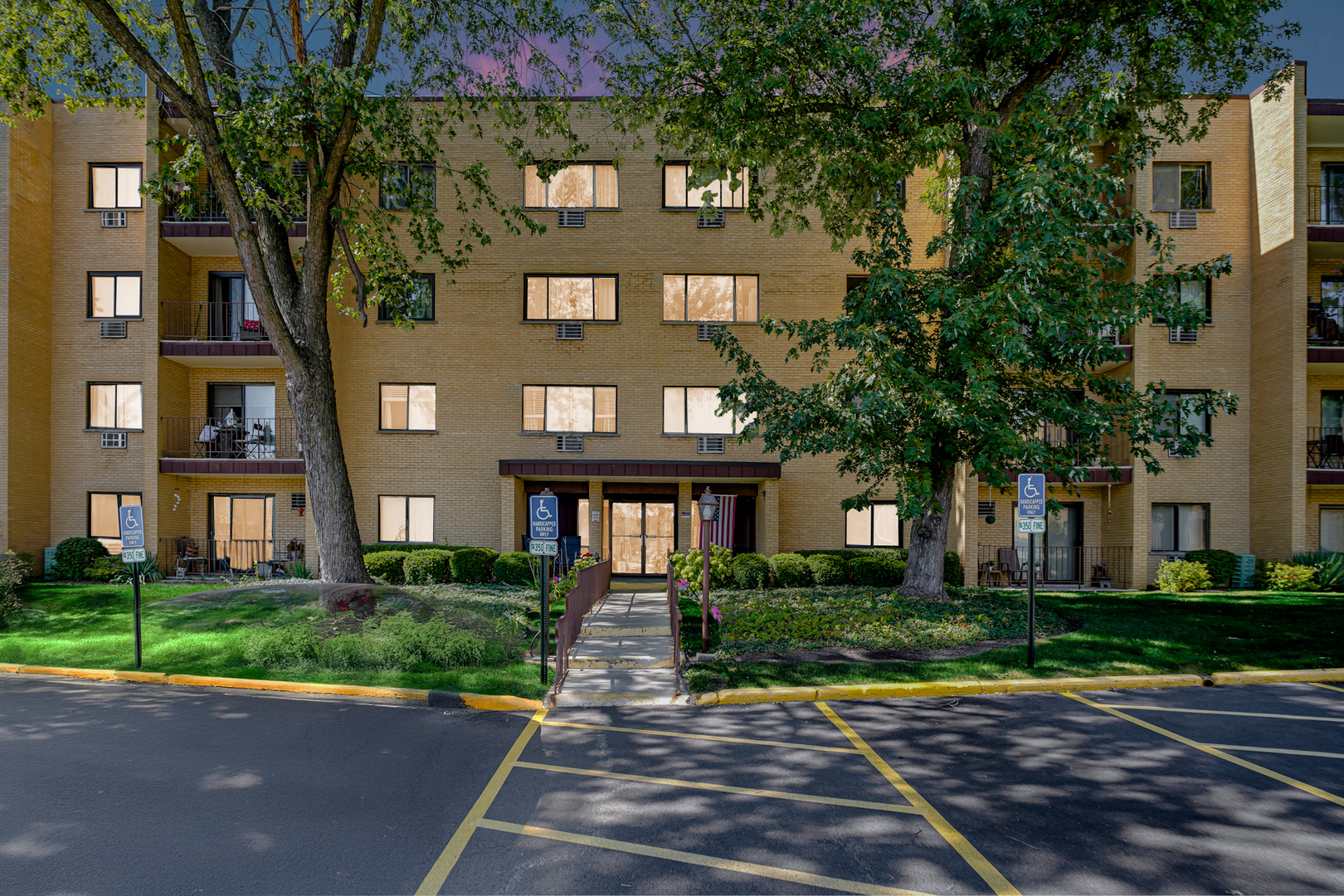 6670 S BRAINARD Avenue #402, Countryside, IL 60525