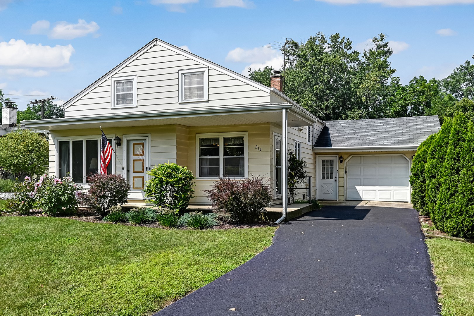 214 WOODSTOCK Avenue, Clarendon Hills, IL 60514