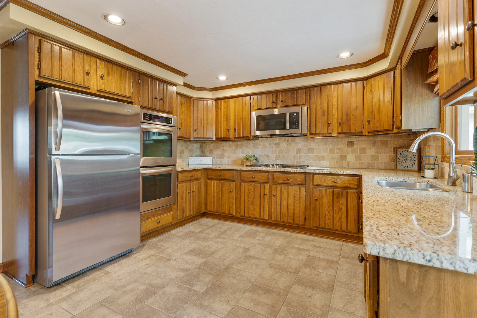 1020 Webster Lane, Schaumburg, IL 60193