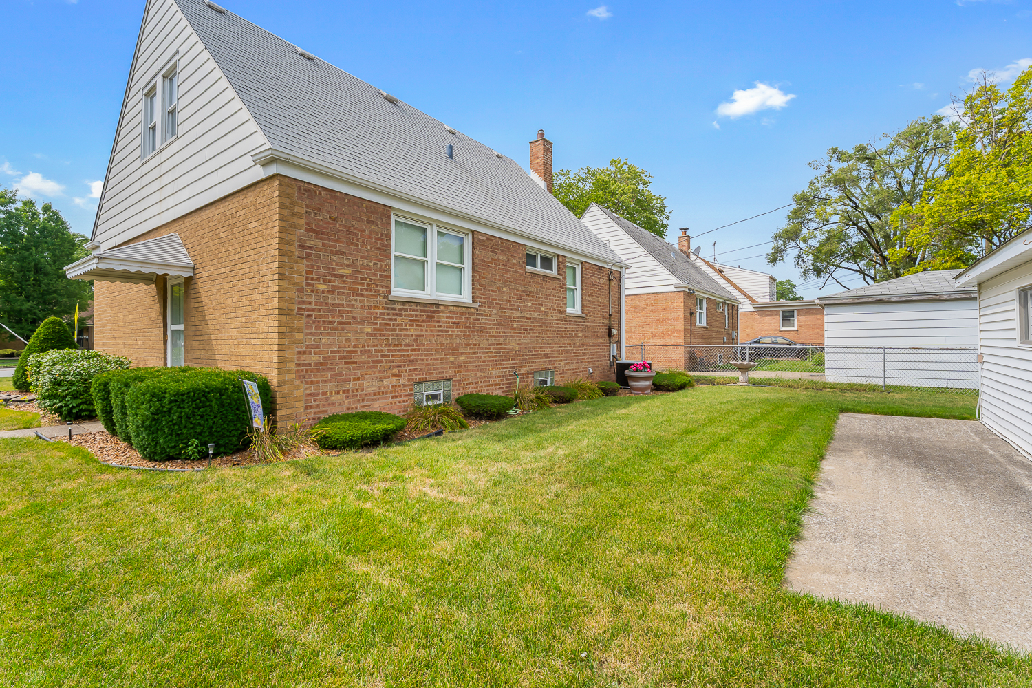 17557 Burnham Avenue, Lansing, IL 60438