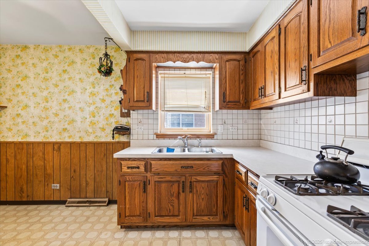10713 S Kenneth Avenue, Oak Lawn, IL 60453