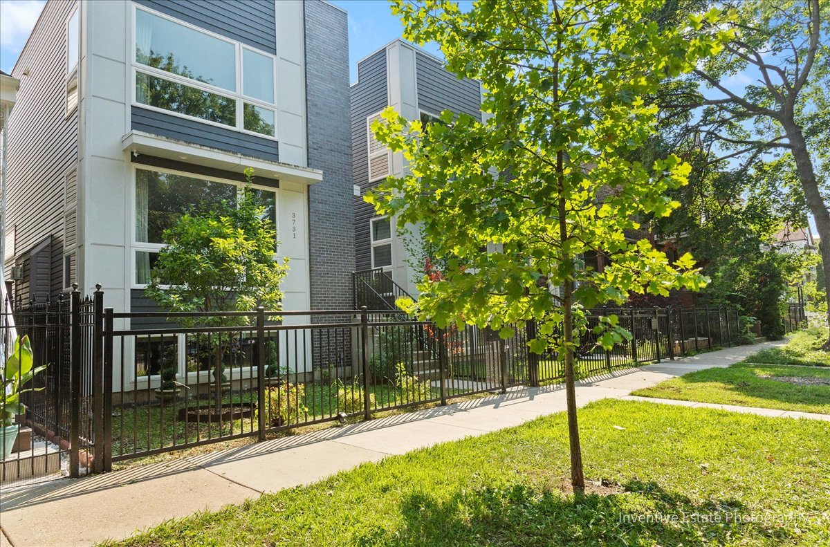 3731 W Lyndale Street, Chicago, IL 60647