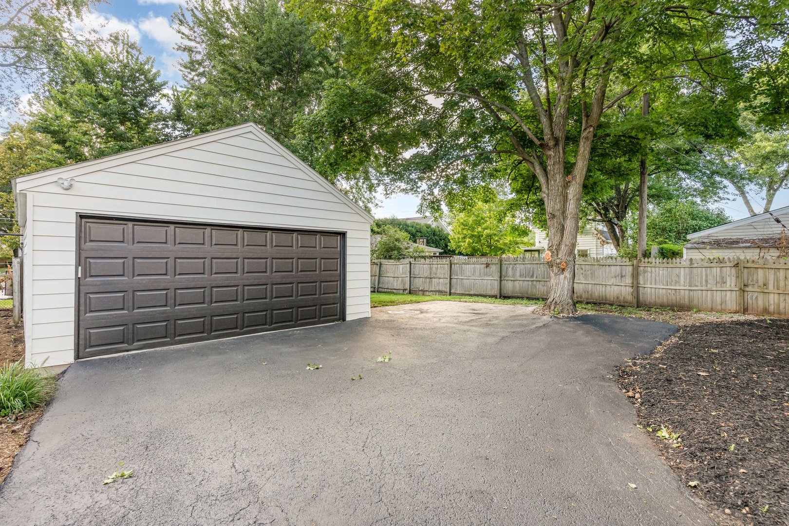 11 Central Avenue, Aurora, IL 60506
