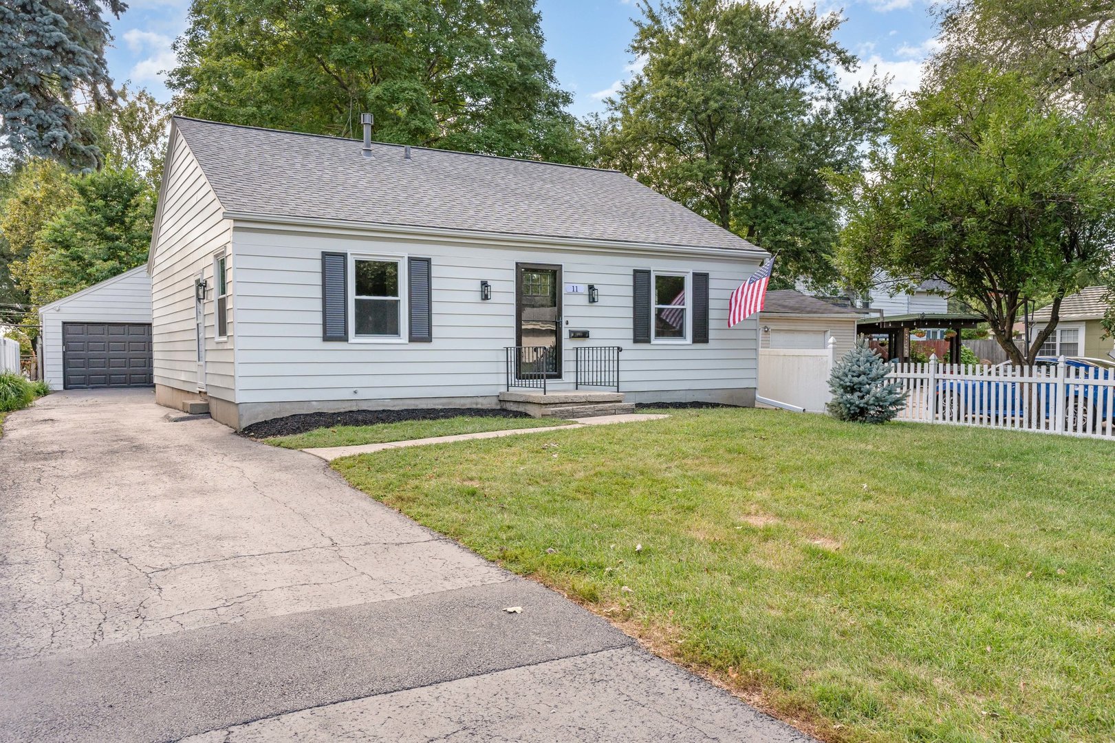 11 Central Avenue, Aurora, IL 60506