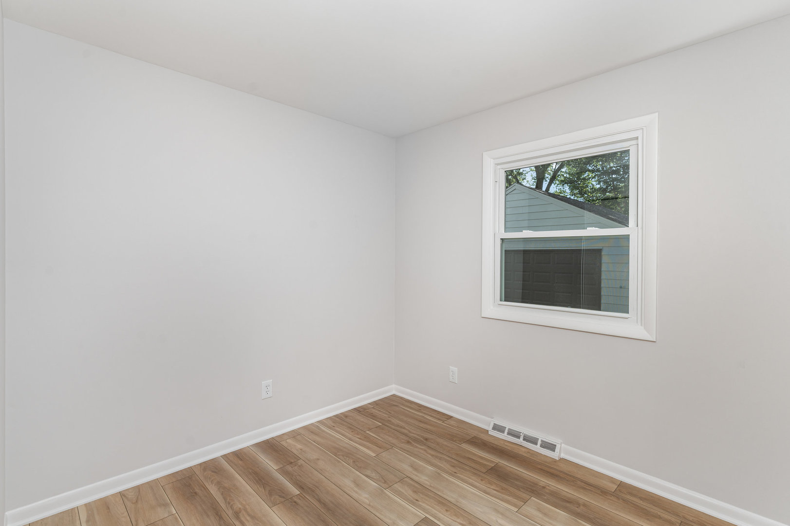 11 Central Avenue, Aurora, IL 60506