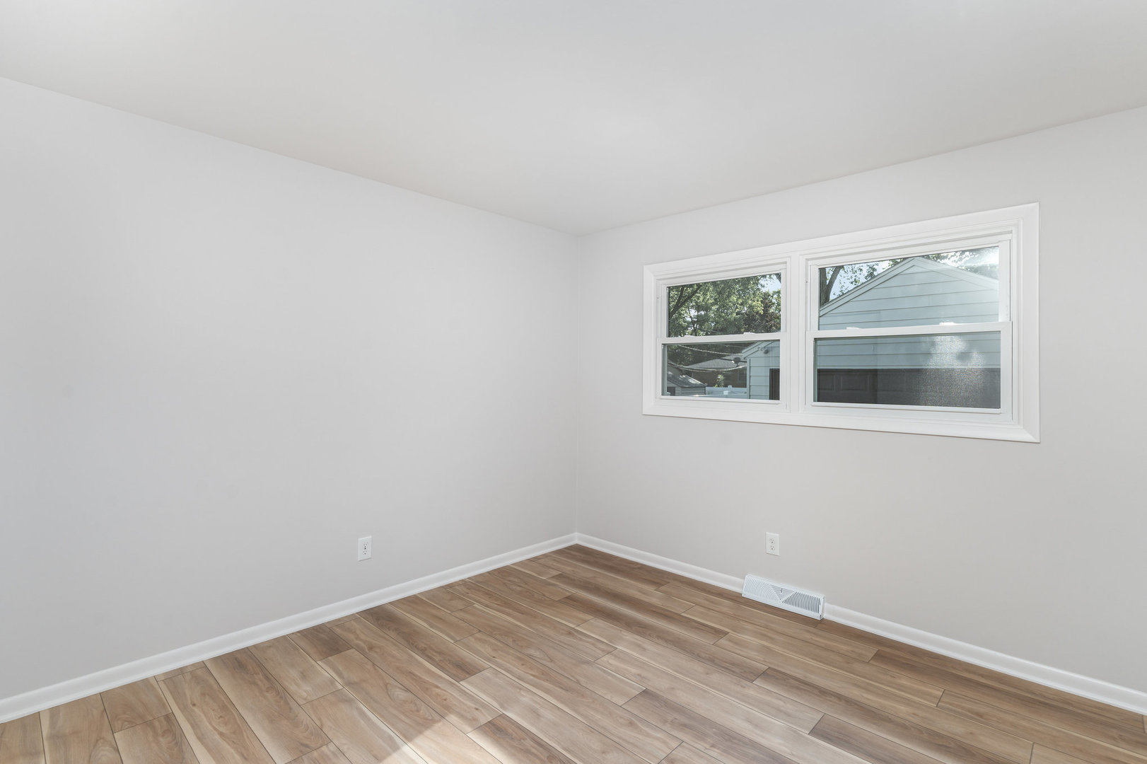 11 Central Avenue, Aurora, IL 60506