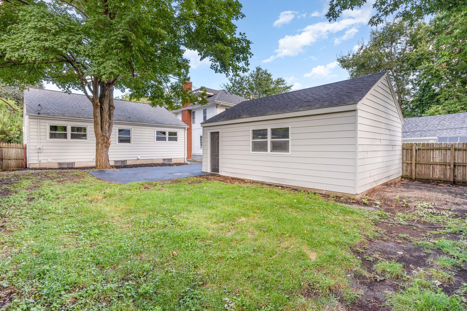 11 Central Avenue, Aurora, IL 60506
