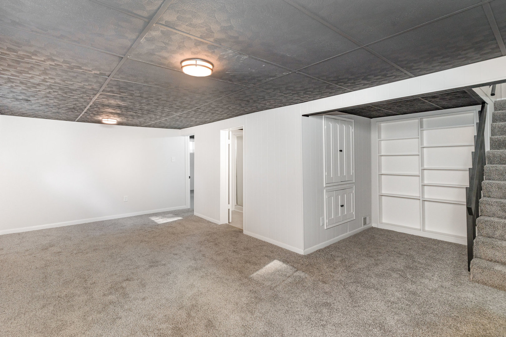 11 Central Avenue, Aurora, IL 60506