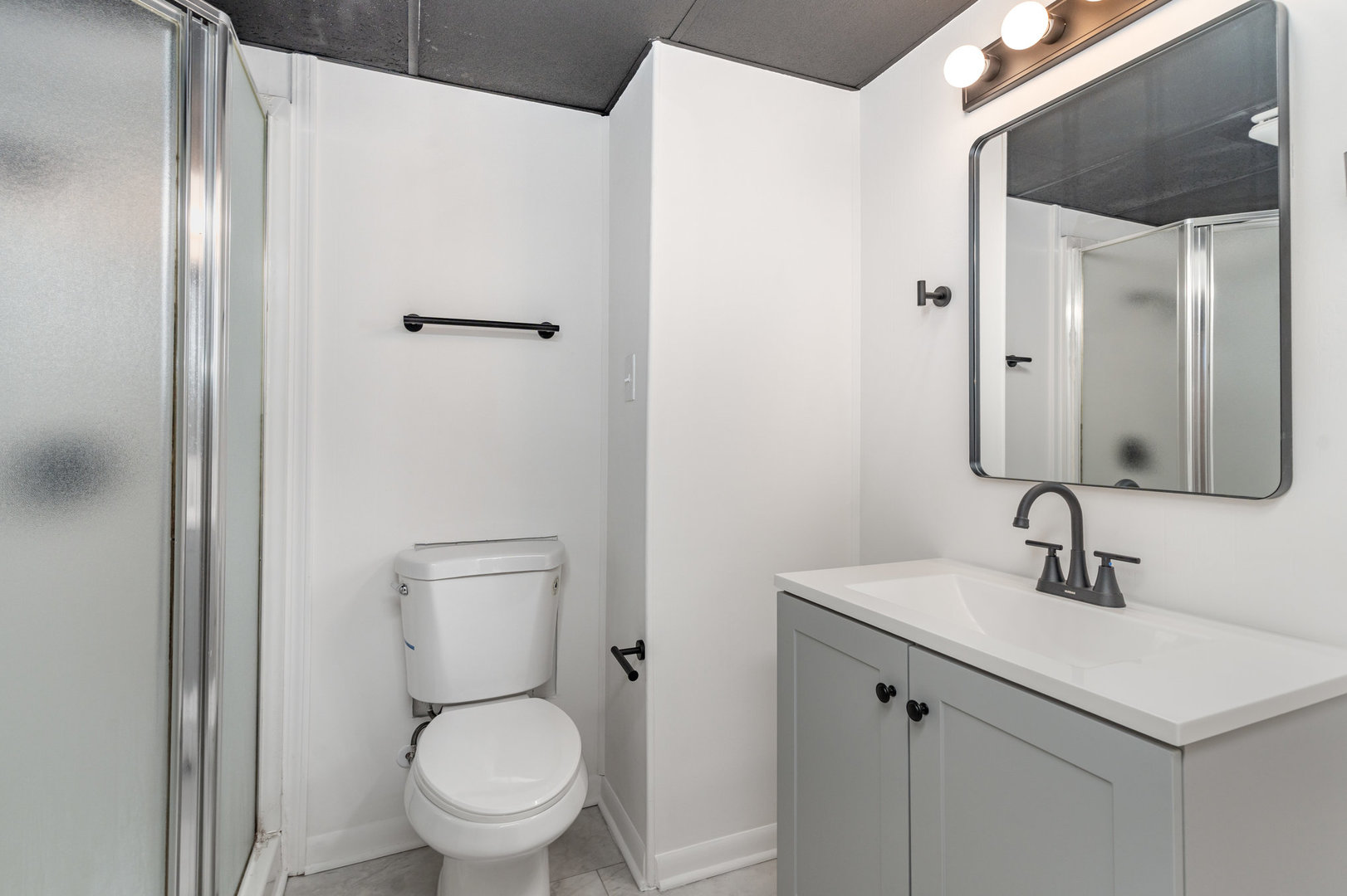 11 Central Avenue, Aurora, IL 60506