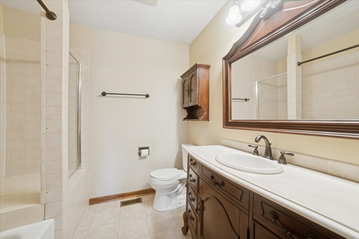 1935 N Charter Point Drive, Arlington Heights, IL 60004