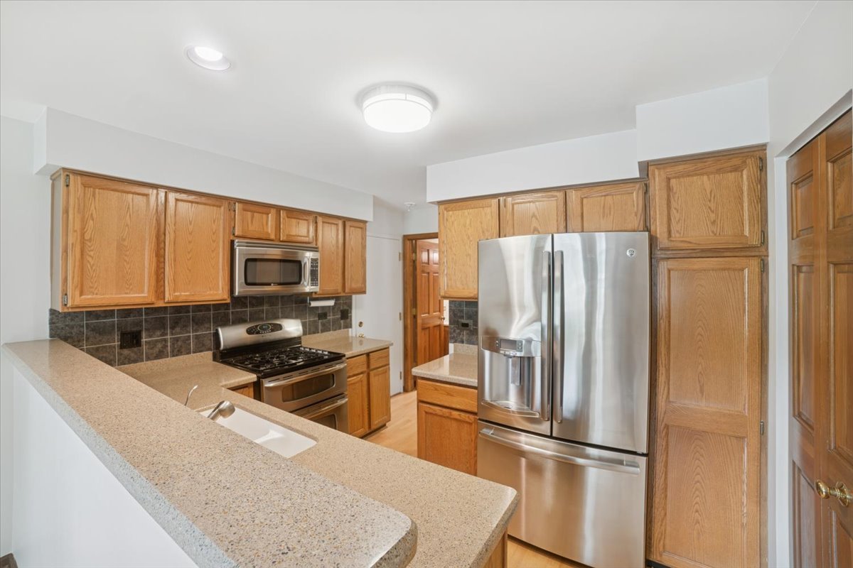 1935 N Charter Point Drive, Arlington Heights, IL 60004