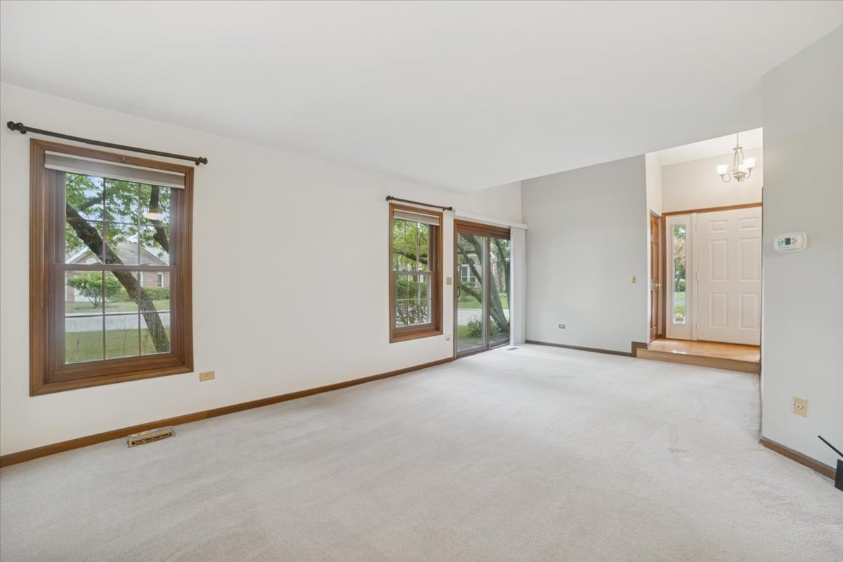 1935 N Charter Point Drive, Arlington Heights, IL 60004