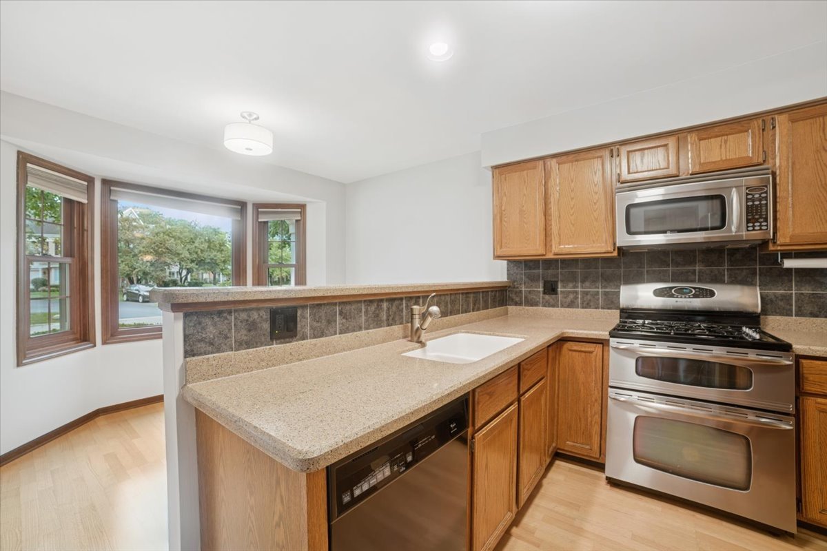 1935 N Charter Point Drive, Arlington Heights, IL 60004