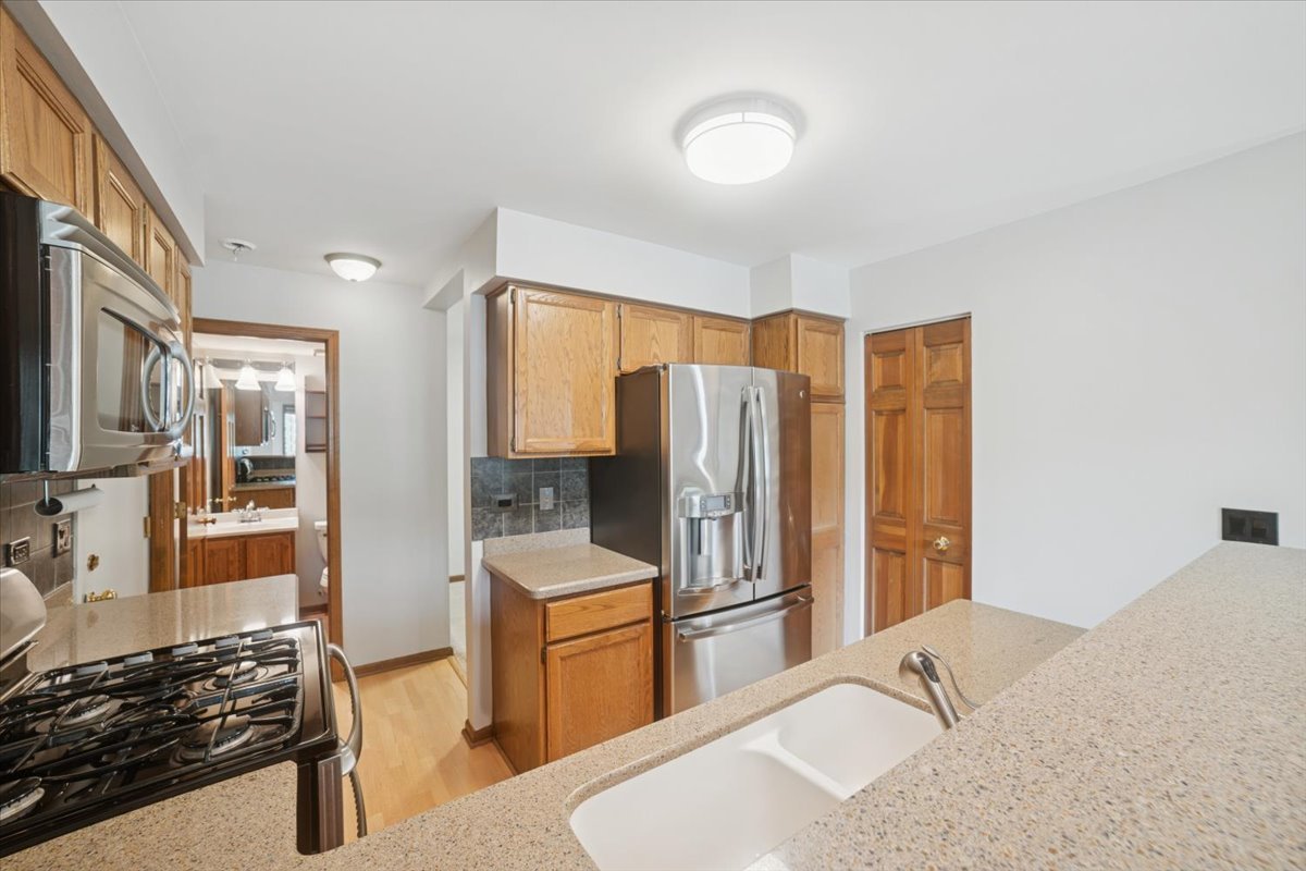 1935 N Charter Point Drive, Arlington Heights, IL 60004