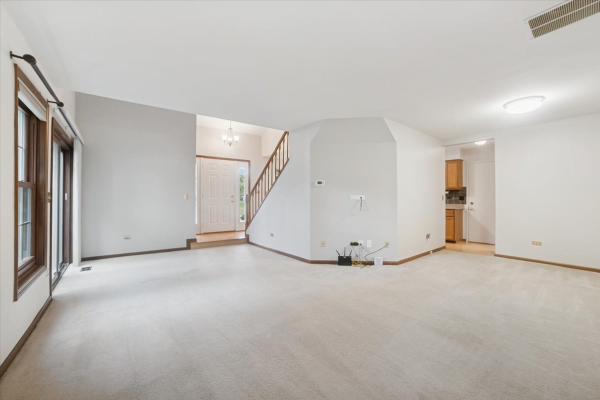 1935 N Charter Point Drive, Arlington Heights, IL 60004