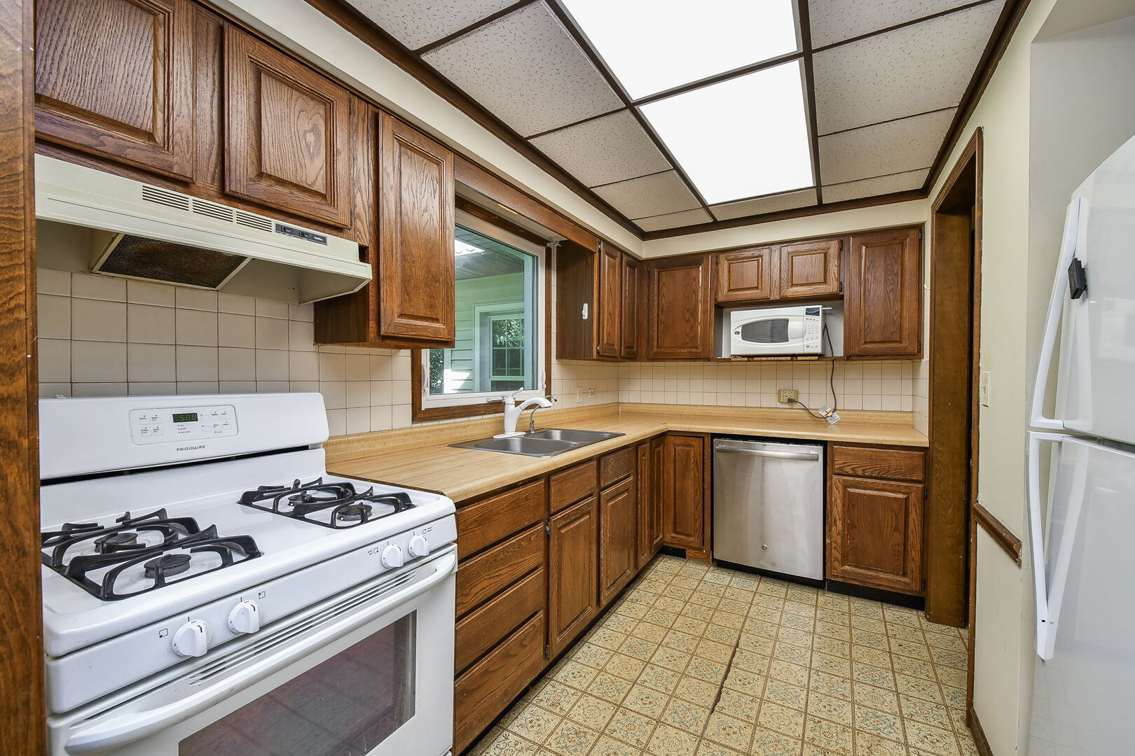 27W376 Hoy Road, Warrenville, IL 60555